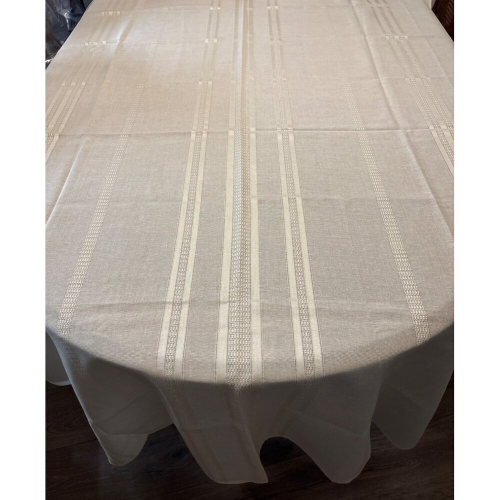 Elegant Ivory Tablecloth With Textured Stripe Pattern‎